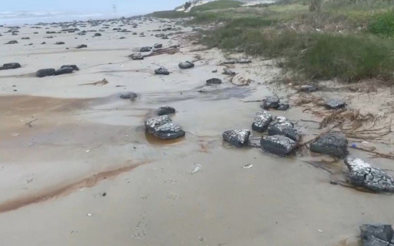 Material apareceu em grande quantidade na beira da praia em Tramandaí | Jornal NH