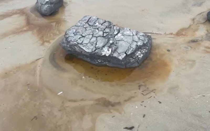 Material apareceu em grande quantidade na beira da praia em Tramandaí | Jornal NH