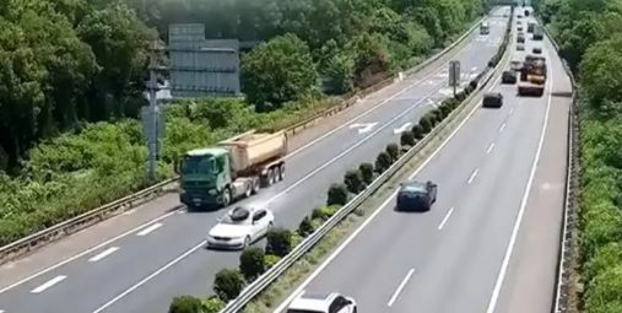 VÍDEO: Pneu cai de caminhão e atinge carro em movimento