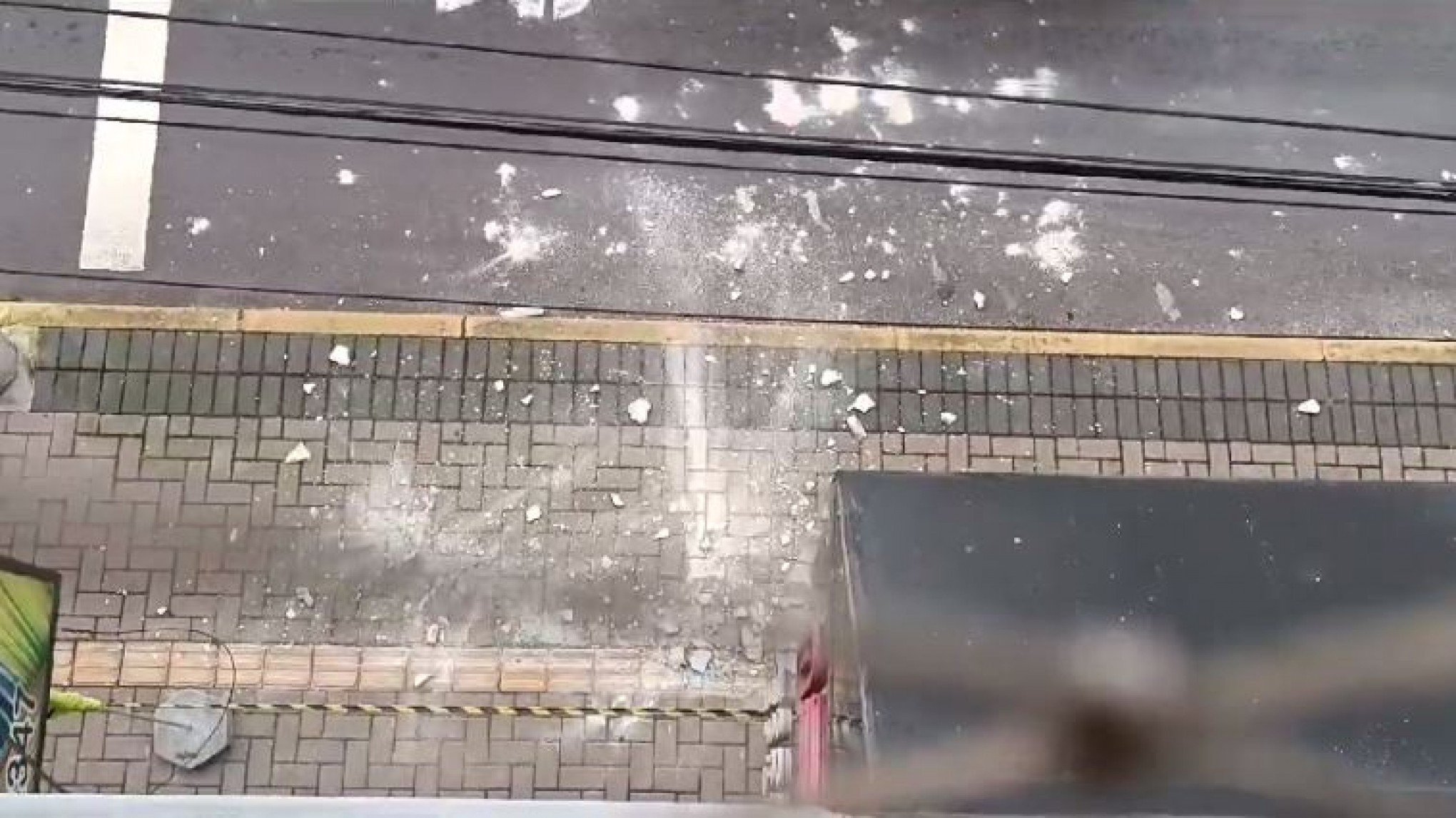 "Pegou todo mundo de surpresa": Reboco de prédio cai na calçada do Centro de Novo Hamburgo