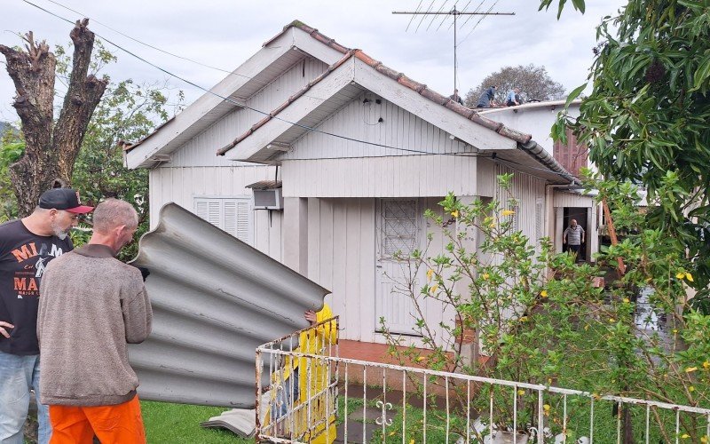 Casa destelhou completamente nesta madrugada, no bairro SÃ£o JosÃ©