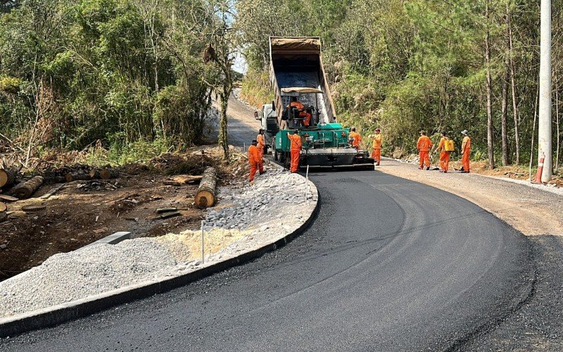 Iniciada fase de pavimentação do primeiro trecho na Linha Tapera 