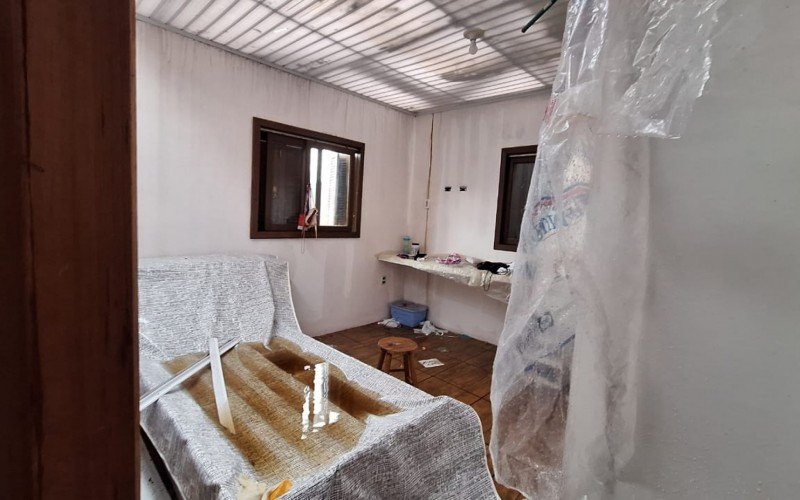 Casal com filha de 4 anos saiu da casa que desabou segundos antes do acidente; outras duas pessoas foram retiradas pelos Bombeiros