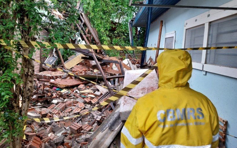 Casal com filha de 4 anos saiu da casa que desabou segundos antes do acidente; outras duas pessoas foram retiradas pelos Bombeiros