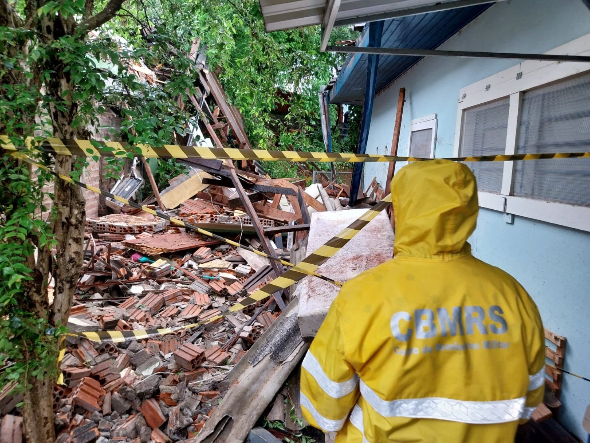 VÍDEO: Bombeiro explica como foi desabamento de casa e resgate de feridos que ficaram presos sob escombros