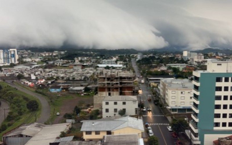 VÍDEO: Nuvem prateleira "engole" cidade da Serra gaúcha; veja imagens