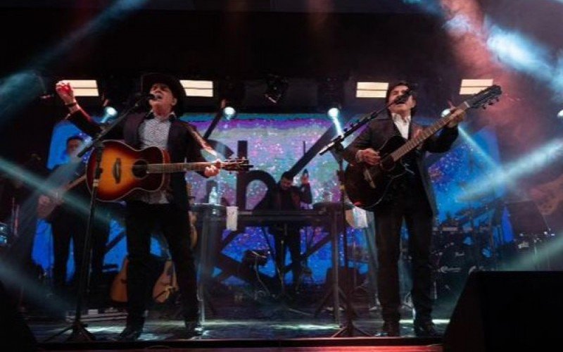 Chitãozinho e Xororó no show pelos 50 anos de carreira em Gramado