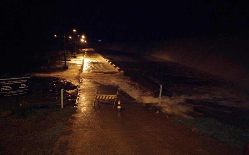 Passagens das barragens tem presença de grande fluxo de água