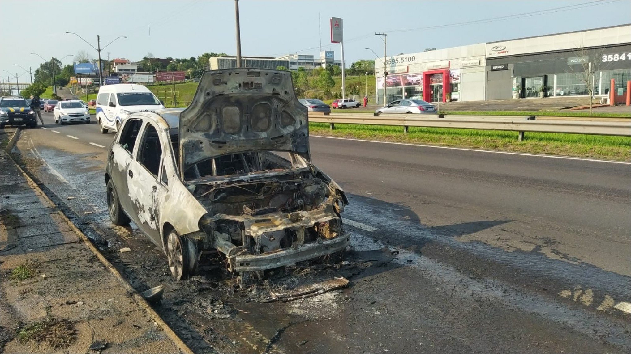 BR-116: Incêndio em veículo causa lentidão em trecho da rodovia em Novo Hamburgo; veja vídeo