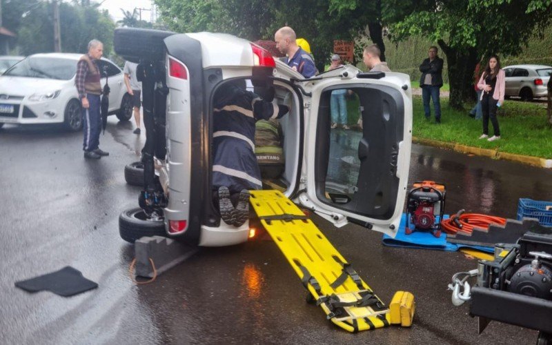 Motorista perdeu o controle do carro e capotou no bairro Boa Saúde | Jornal NH