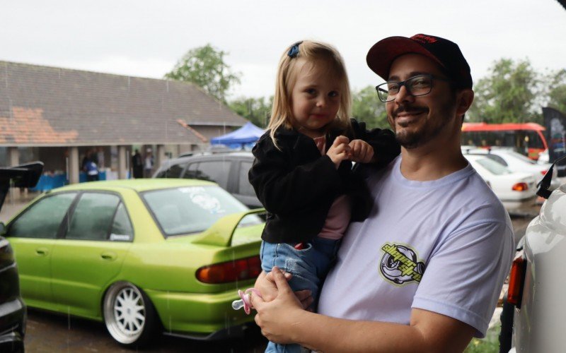 João Capra com a filha Valentina e o carro da família ao fundo  | Jornal NH