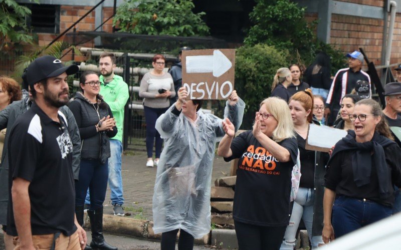 ManifestaÃ§Ã£o aconteceu nas imediaÃ§Ãµes do pedÃ¡gio de PortÃ£o na tarde de domingo (24), nas rodovias RS-240 e RS-122