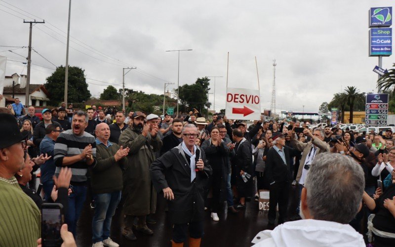 ManifestaÃ§Ã£o aconteceu nas imediaÃ§Ãµes do pedÃ¡gio de PortÃ£o na tarde de domingo (24), nas rodovias RS-240 e RS-122