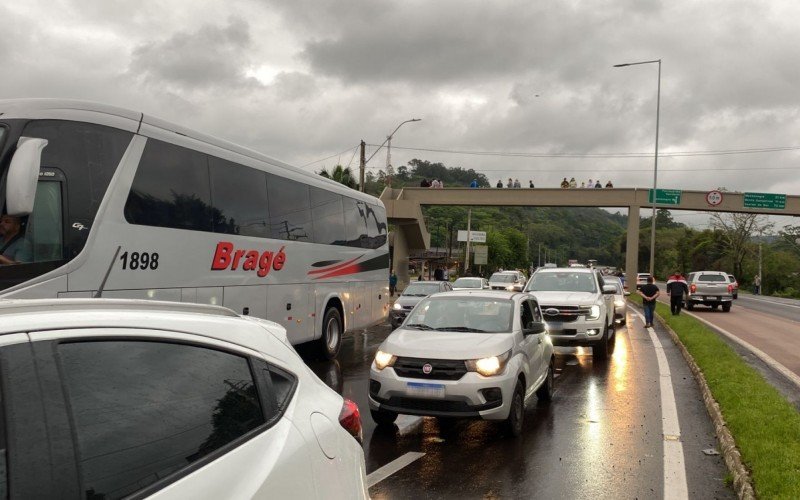 ManifestaÃ§Ã£o contra os bloqueios nas ruas de acesso ao desvio do pedÃ¡gio de PortÃ£o na RS-240 causaram lentidÃ£o no sentido SÃ£o SebastiÃ£o do CaÃ­-PortÃ£o