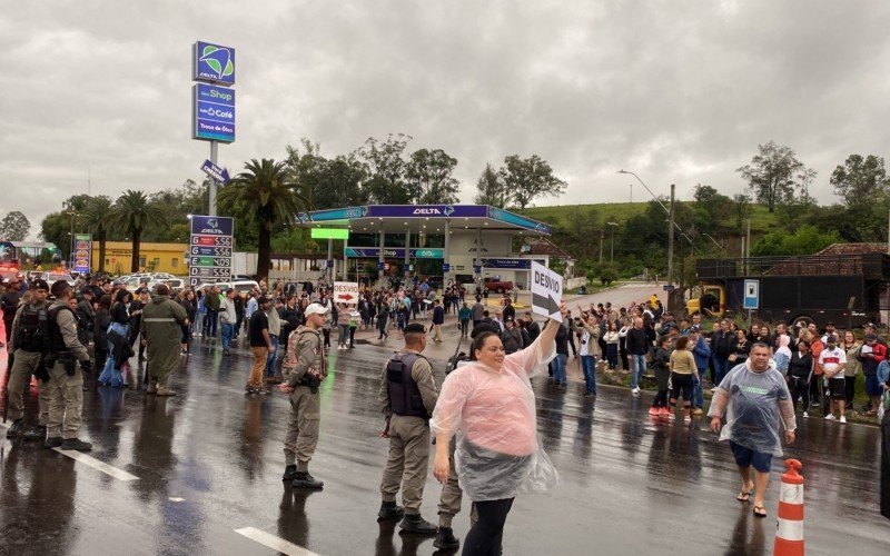 ManifestaÃ§Ã£o contra os bloqueios nas ruas de acesso ao desvio do pedÃ¡gio de PortÃ£o na RS-240 causaram lentidÃ£o no sentido SÃ£o SebastiÃ£o do CaÃ­-PortÃ£o