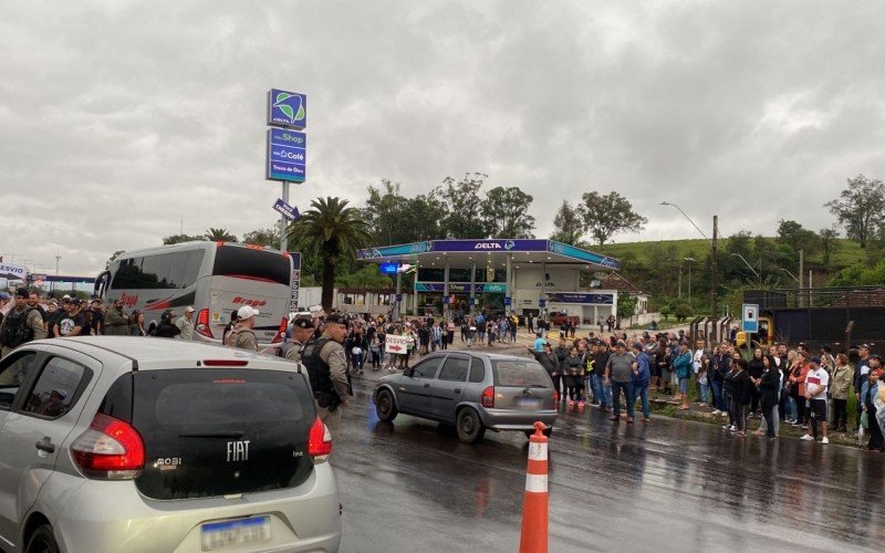 ManifestaÃ§Ã£o contra os bloqueios nas ruas de acesso ao desvio do pedÃ¡gio de PortÃ£o na RS-240 causaram lentidÃ£o no sentido SÃ£o SebastiÃ£o do CaÃ­-PortÃ£o