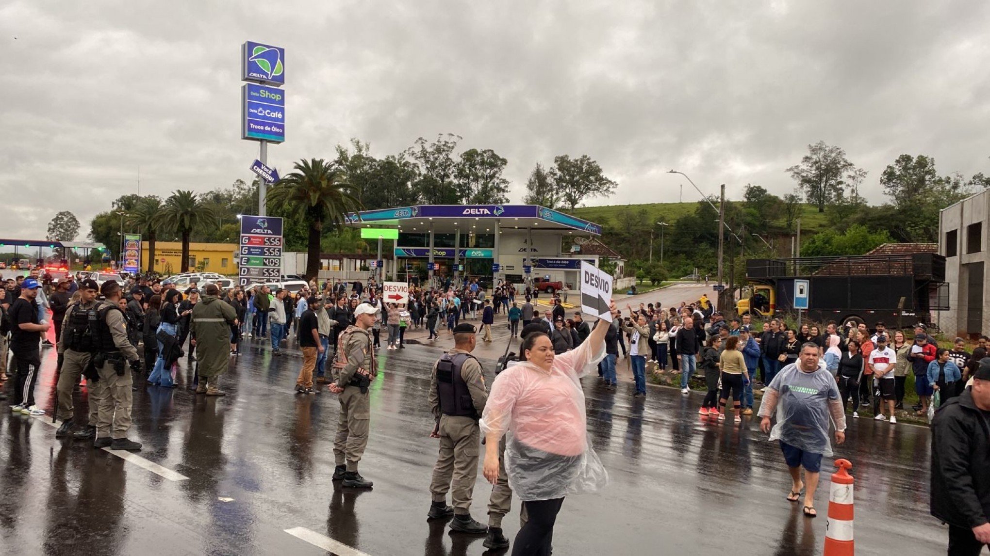 Tarde de domingo é marcada por protestos, gritos de "desvia" e trânsito lento nas proximidades do pedágio de Portão