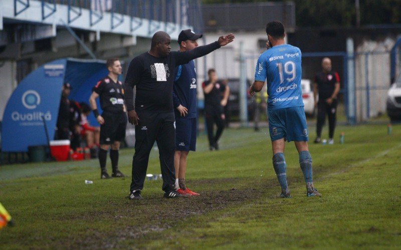 Técnico Edinho Rosa orientando o atacante Édipo | Jornal NH