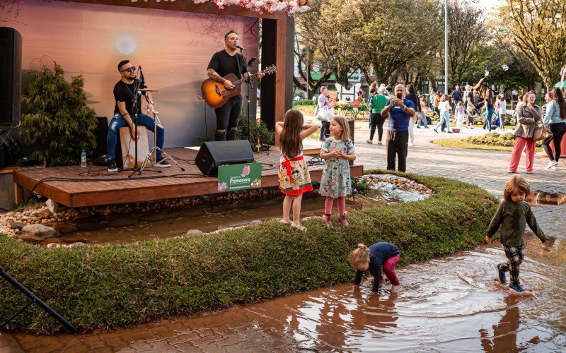 Festival da Primavera com o palco flutuante, em Nova Petrópolis