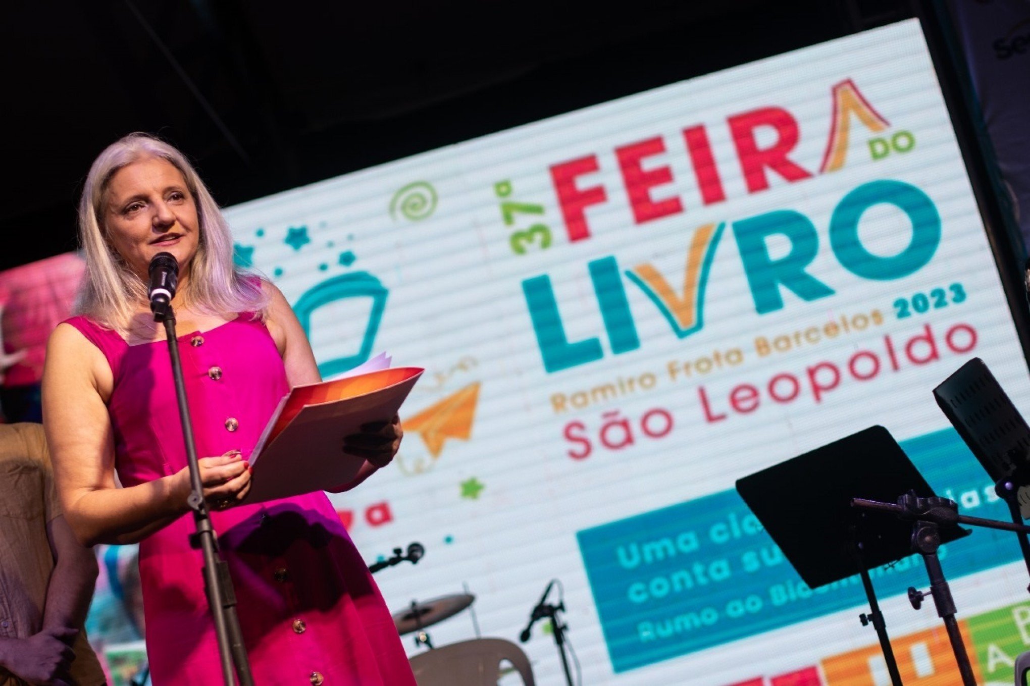 Saiba Os Tipos De Literatura Que Não Podem Faltar Na Estante Da Patrona Da Feira Do Livro 0378