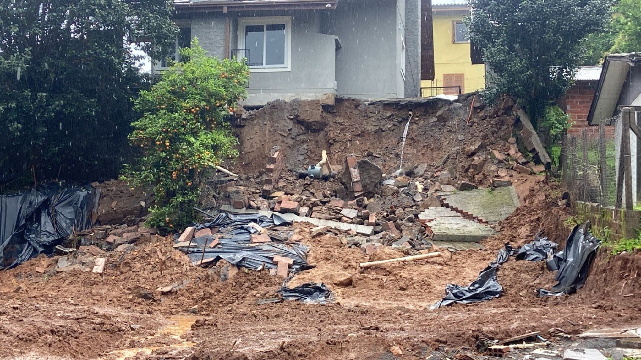 Chuva causa deslizamentos de terra em Gramado; veja locais atingidos