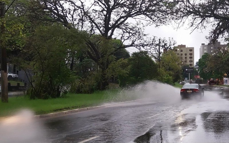 CICLONE: Duas importantes avenidas de Novo Hamburgo sofrem com grande acúmulo de água na pista