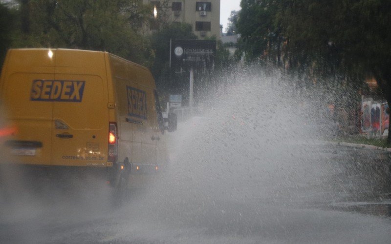 Ponto de alagamento na Avenida Nicolau Becker, na altura do ColÃ©gio Estadual Dr. Wolfram Metzler, requer atenÃ§Ã£o dos motoristas