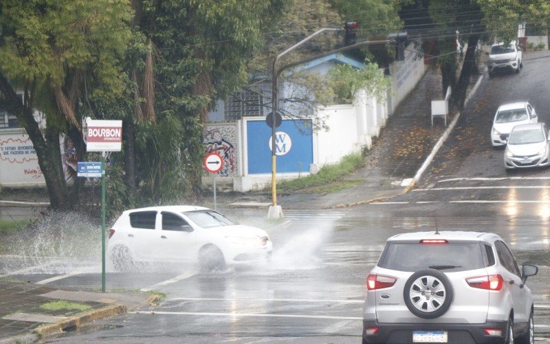 Ponto de alagamento no cruzamento da Avenida Nicolau Becker com a Rua Silveira Martins, na esquina do ColÃ©gio Estadual Dr. Wolfram Metzler