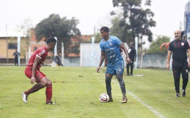 Alan Cardoso encara a marcação do São Luiz | Jornal NH