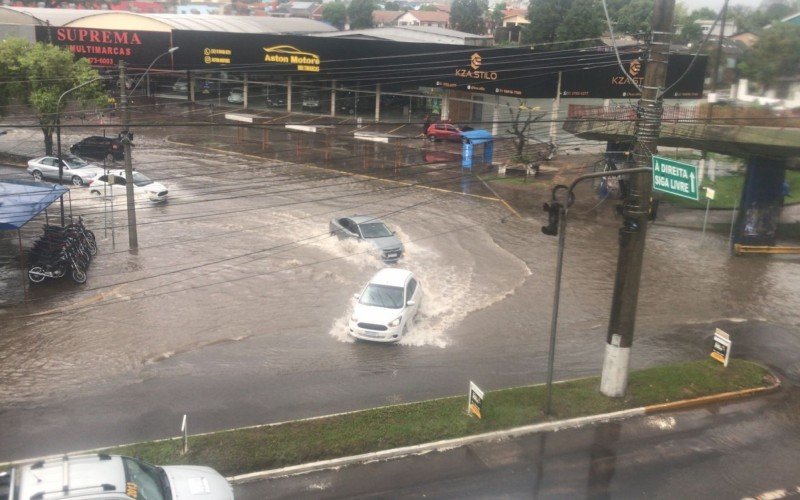 Na cidade há pontos de alagamentos em diferentes bairros 