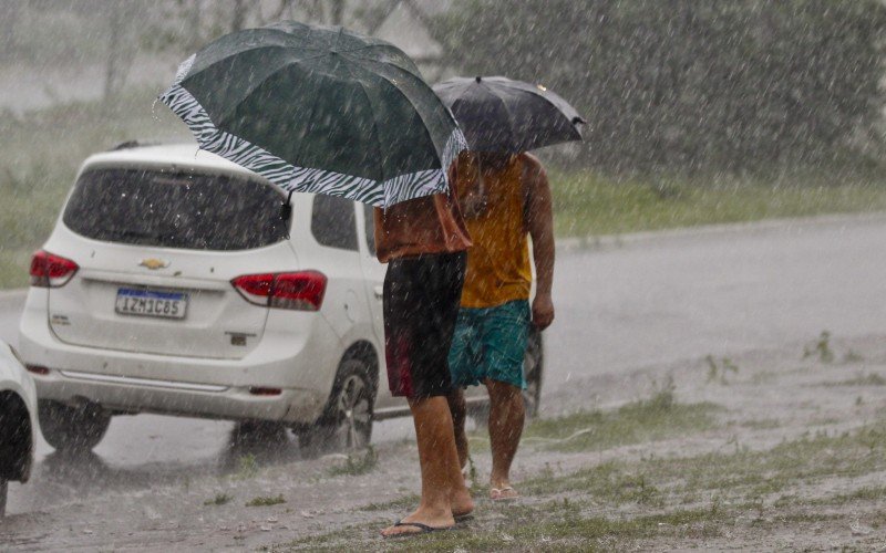 PREVISÃO DO TEMPO: Inmet emite novo alerta de "grande perigo" para tempestades que atingem o RS