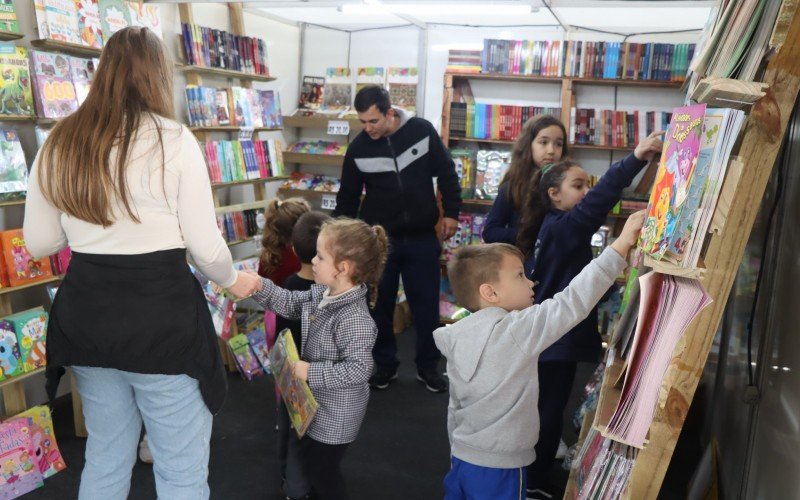 Turmas das escolas estÃ£o visitando a mostra livreira e a garotada aproveita para conferir as obras