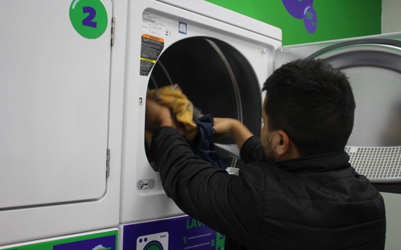 Wellington utiliza o horário do almoço para lavar e secar as roupas 