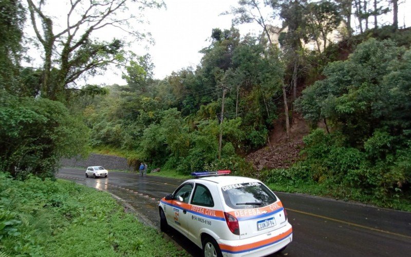 Estrada de acesso Ã  Linha 28 estÃ¡ bloqueada por causa de deslizamentos de terra e quedas de Ã¡rvores