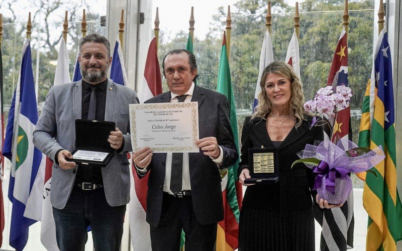 Issur Koch, Celso Jorge e sua esposa Maria Izabel durante homenagem | Jornal NH