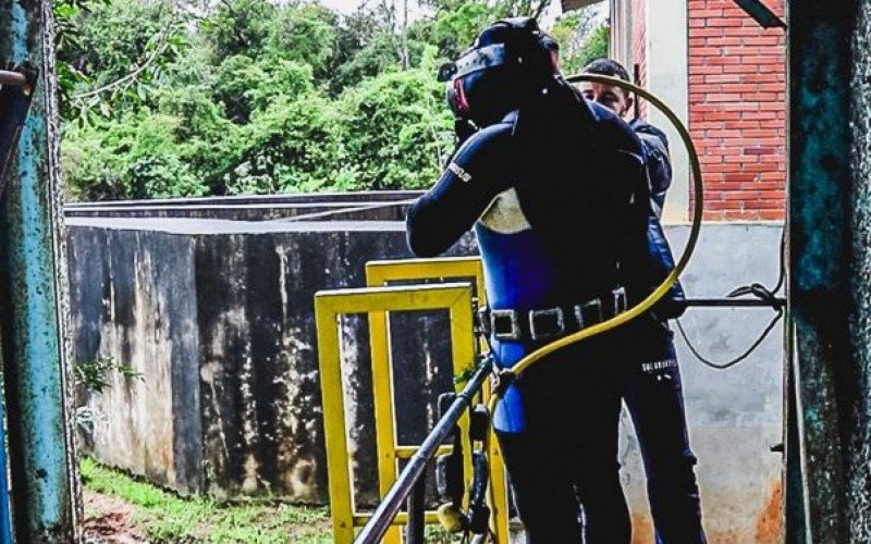 Mergulhadores trabalham diariamente na limpeza da captação de água da Comusa | Jornal NH