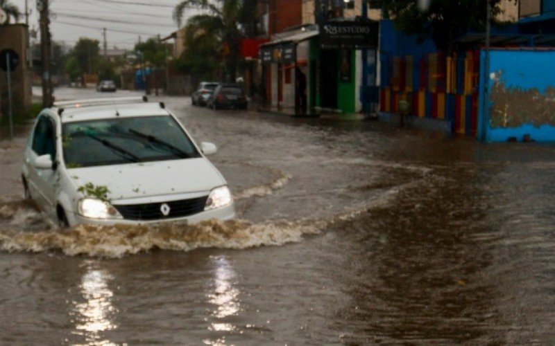 Motoristas se arriscam em diversos pontos do bairro Guajuviras nesta terça-feira (26) | Jornal NH