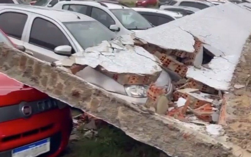 Queda de muro atinge carros estacionados nos fundos do hospital de Osório | Jornal NH