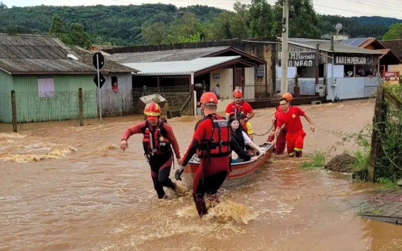 Bombeiros atuam na remoção de famílias em Rolante | Jornal NH