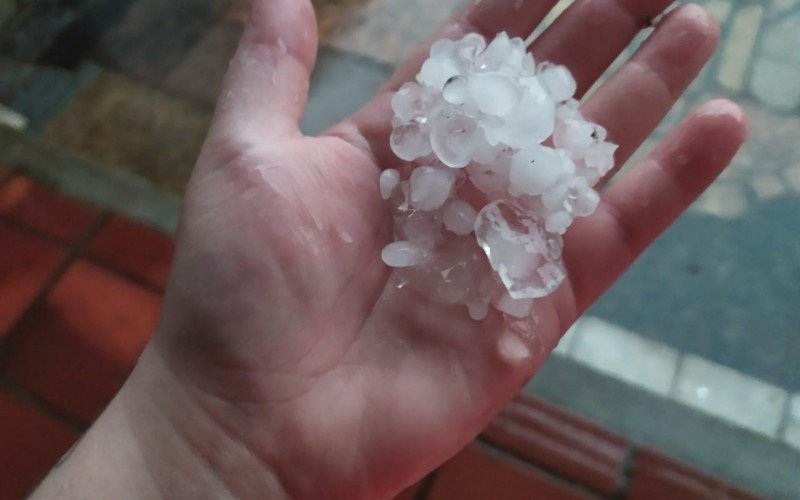 Chuva de granizo causou estragos em residÃªncias no Guajuviras