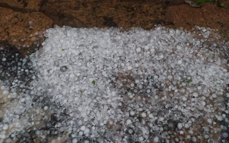Chuva de granizo causou estragos em residÃªncias no Guajuviras
