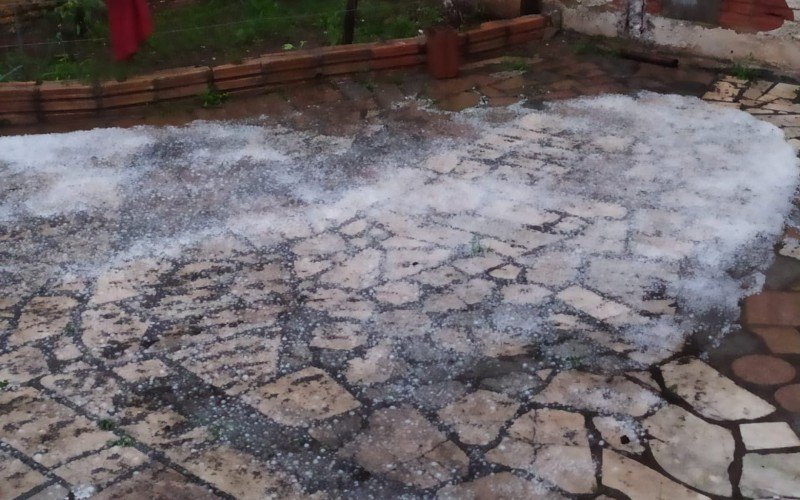 Chuva de granizo causou estragos em residÃªncias no Guajuviras