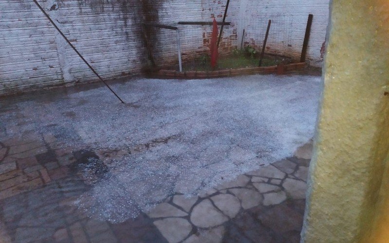 Chuva de granizo causou estragos em residÃªncias no Guajuviras