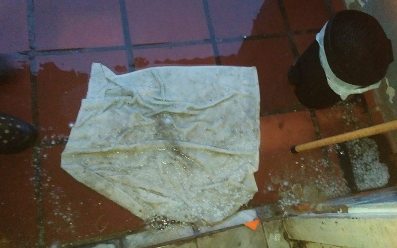Chuva de granizo causou estragos em residÃªncias no Guajuviras