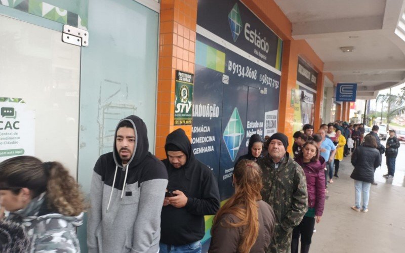 Moradores fazem filas para receber lonas em Canoas