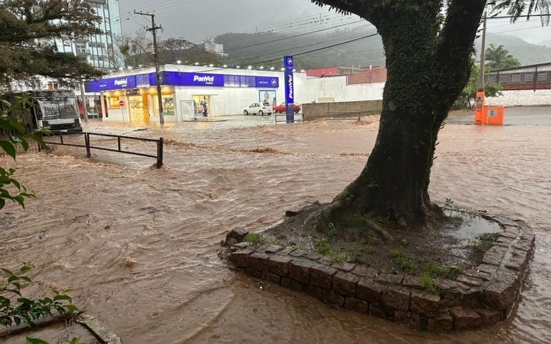 CICLONE: Arroio transborda e causa transtornos em Igrejinha apÃ³s horas de chuva intensa