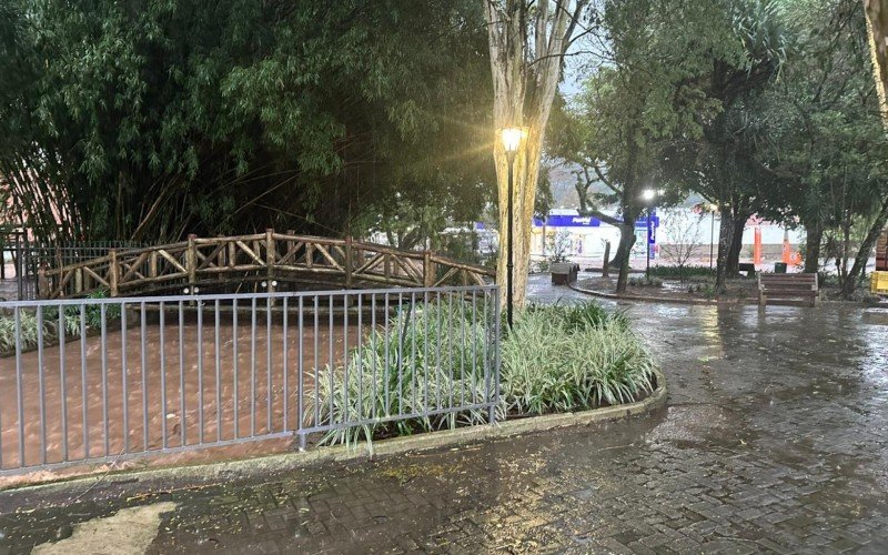 CICLONE: Arroio transborda e causa transtornos em Igrejinha apÃ³s horas de chuva intensa