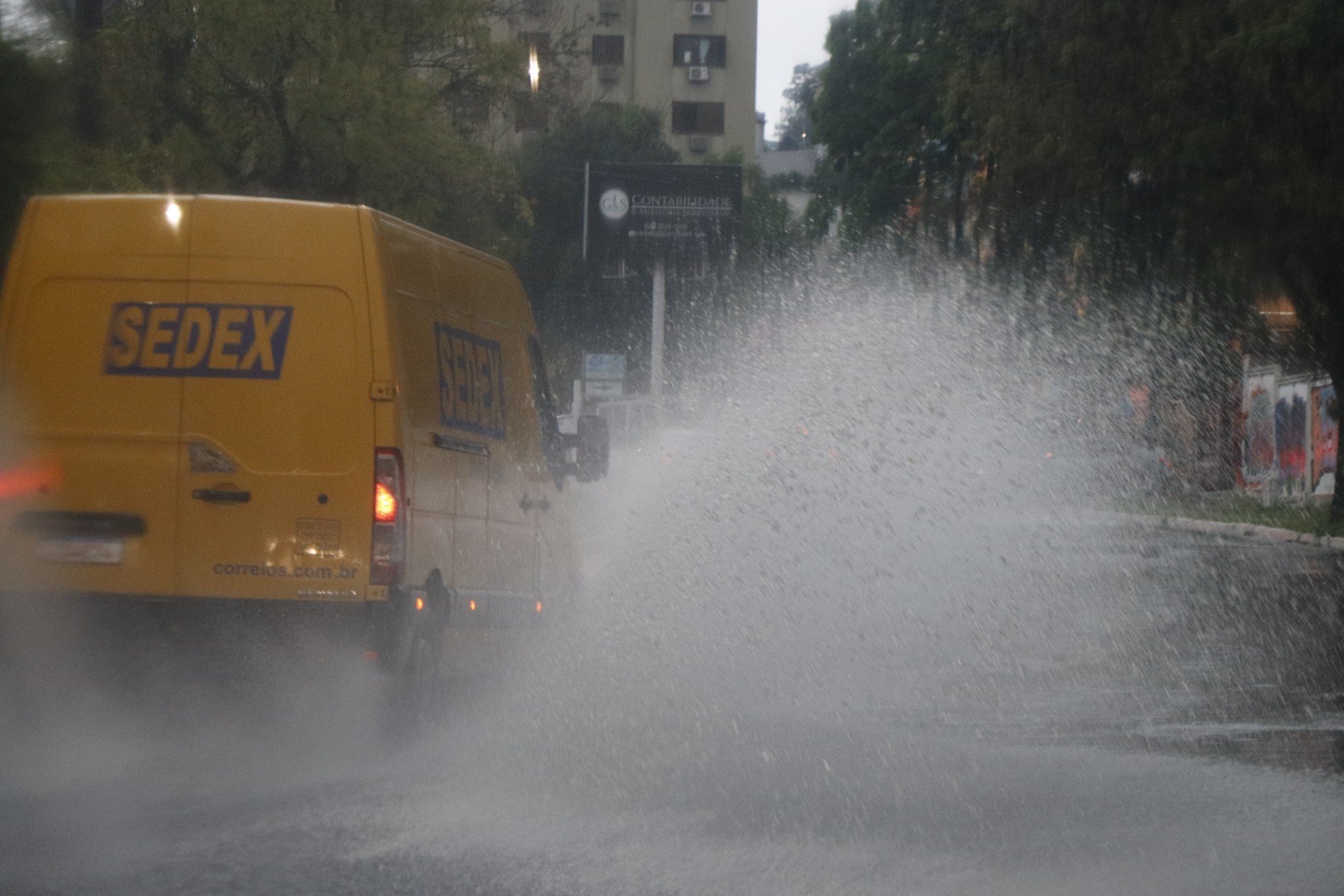 Frente fria poderá provocar chuva volumosa e alagamentos no RS; confira