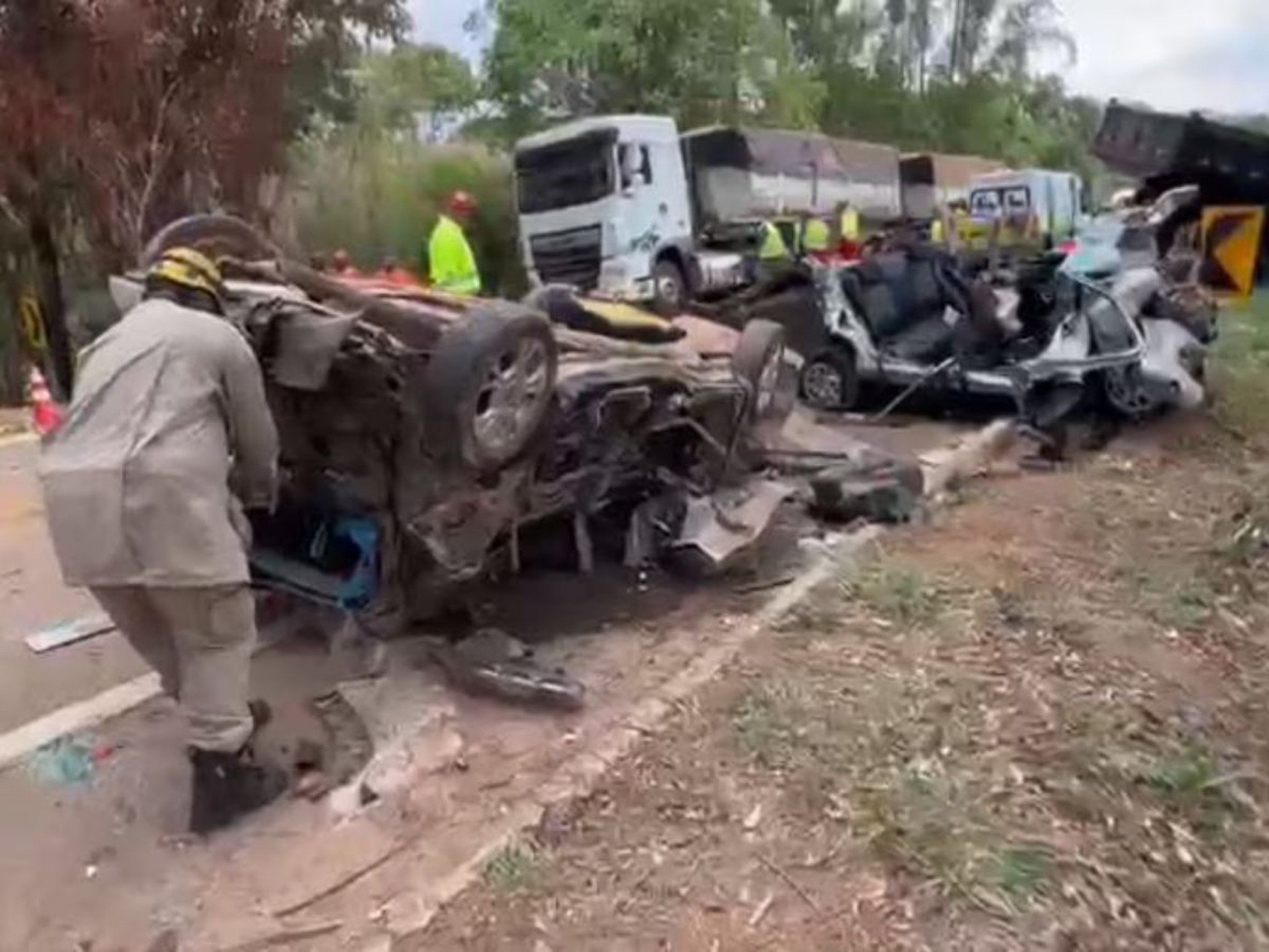 ACIDENTE DE TRÂNSITO: Caminhão perde o controle e colide com outros 17 veículos