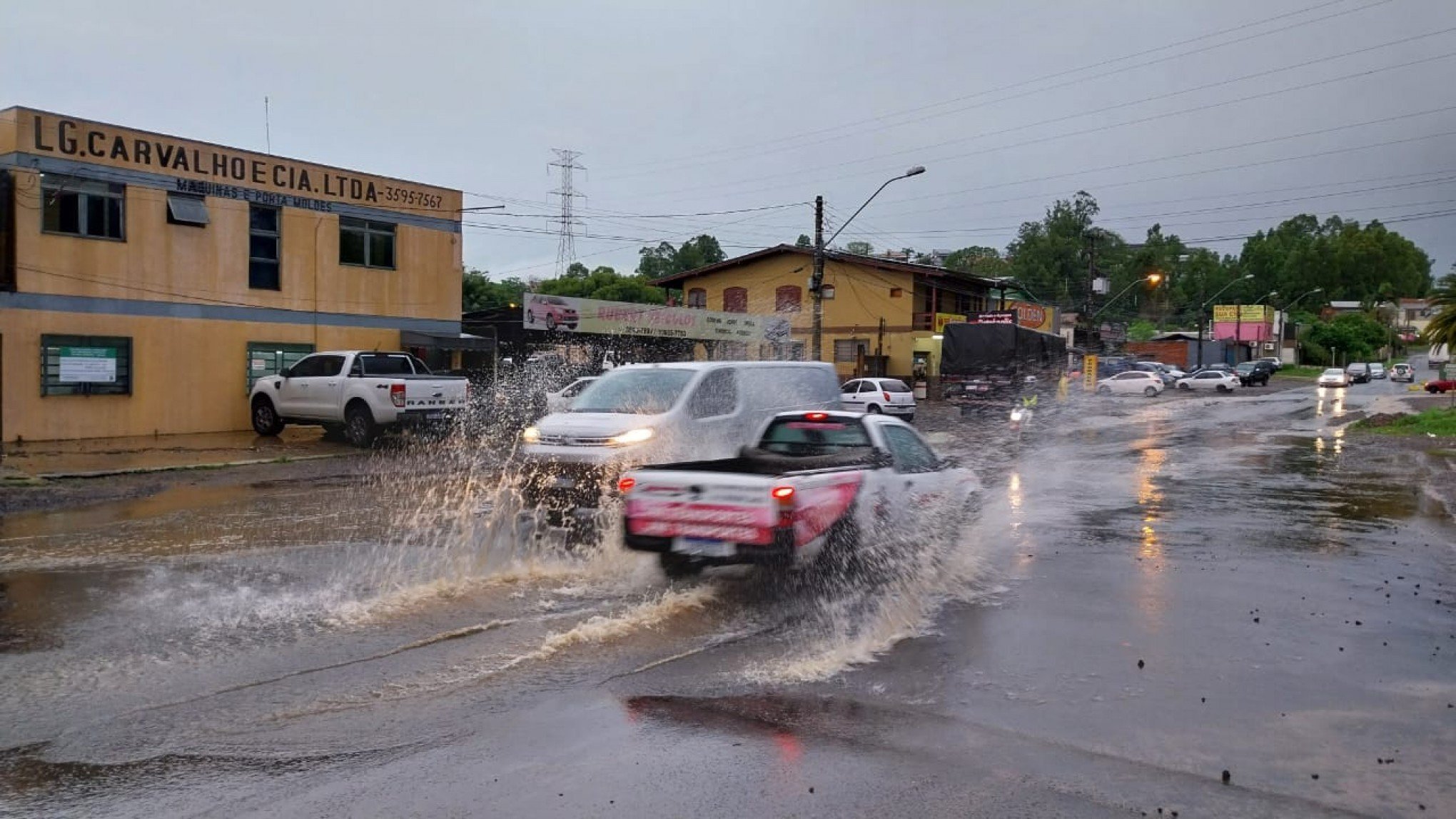 CICLONE: Chuva forte gera acúmulo de água na Rua Rincão; veja vídeo